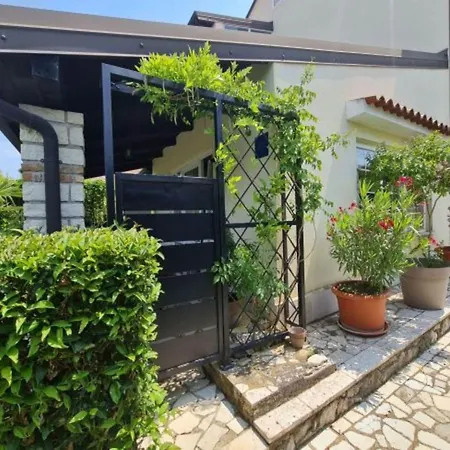 In Pore Near Διαμέρισμα Πόρετς