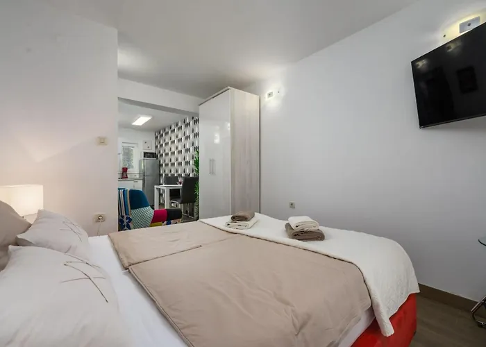 In Pore Near * Poreč