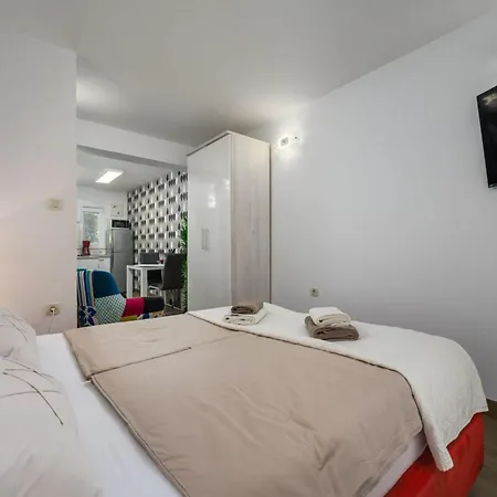 In Pore Near * Poreč