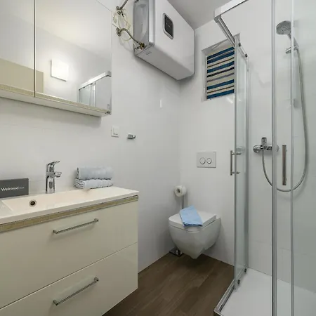 In Pore Near Apartment