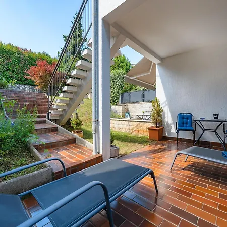 In Pore Near Apartment *